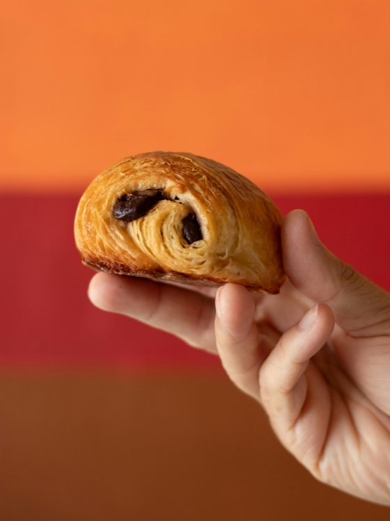 Πώς τρώμε ένα pain au chocolat σωστά;
