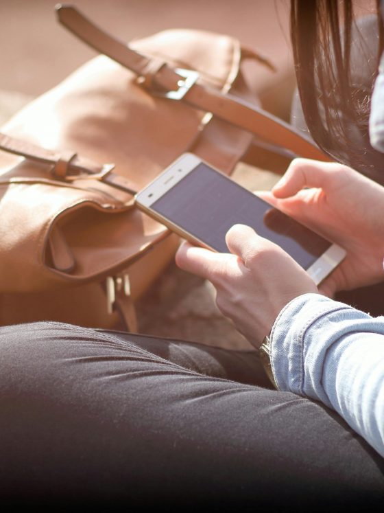 Πώς αντιδρούμε όταν μας στέλνουν ένα μήνυμα και απαντάμε καθυστερημένα;