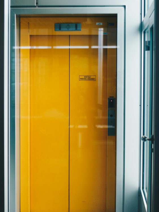 Καλοί τρόποι στο ασανσέρ: ο σεβασμός του προσωπικού χώρου