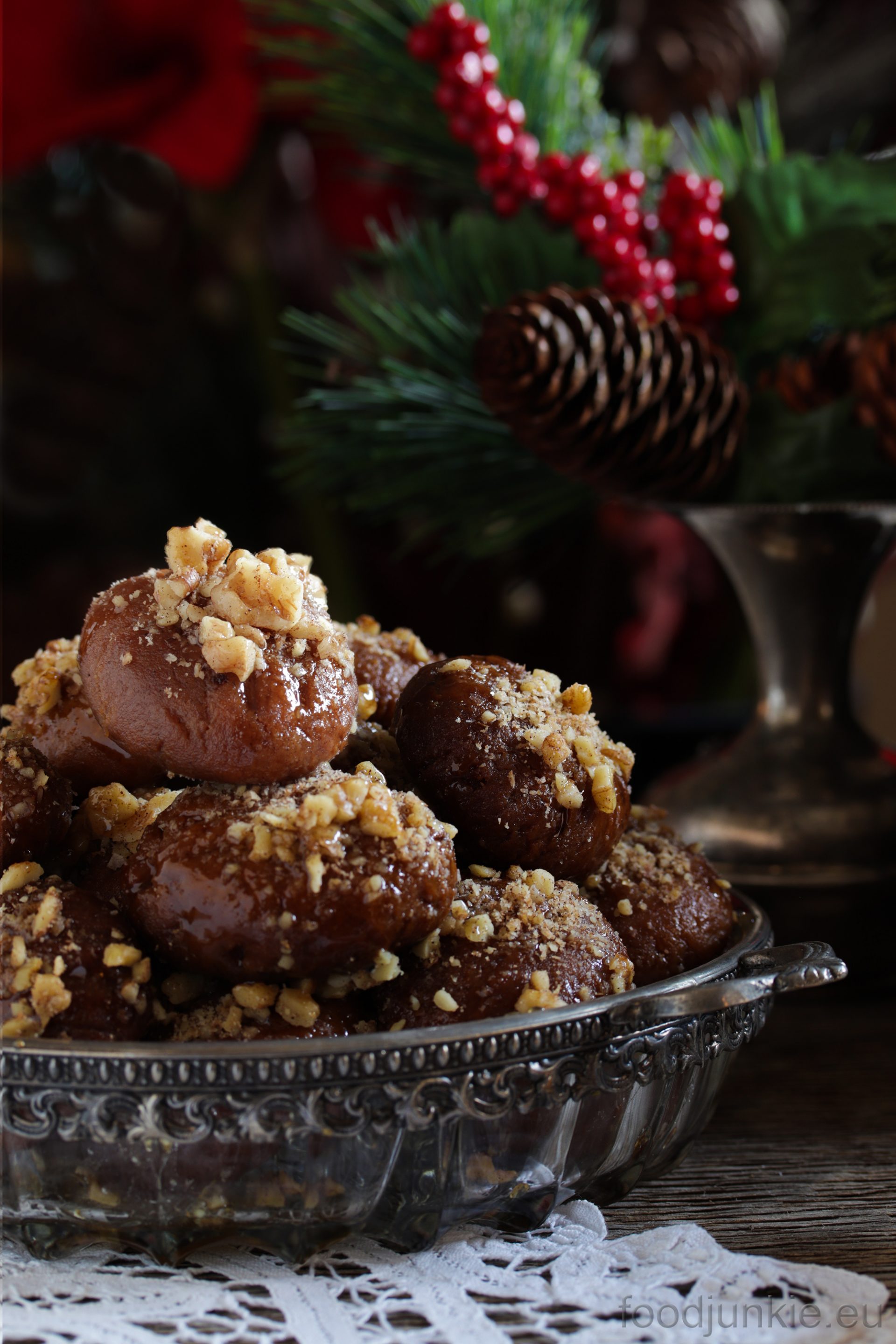 Πώς τρώμε ένα μελομακάρονο;