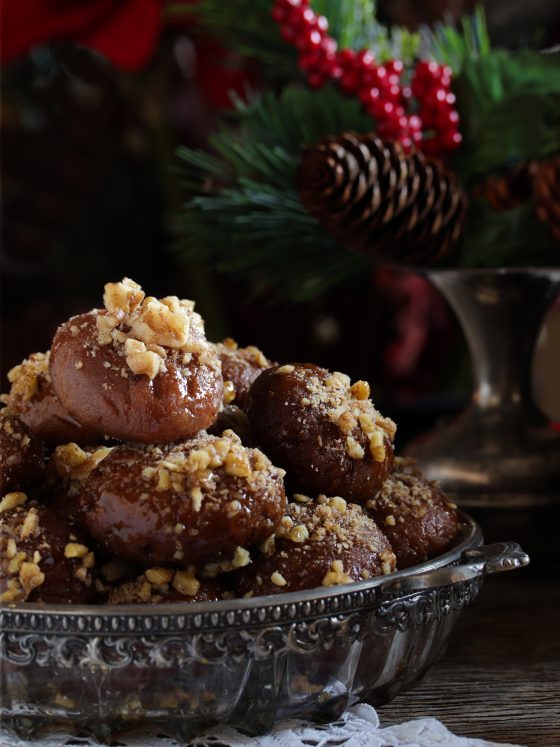 Πώς τρώμε ένα μελομακάρονο;